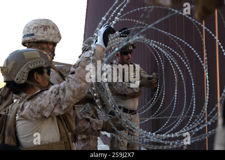 San Ysidro, Usa. Januar 2025. Die US-Marines mit dem 1st Combat Engineer Battalion, 1st Marine Division, setzen am 23. Januar 2025 in der Nähe von San Ysidro, Kalifornien, Concertina Wire ein, um die Grenzmauer wieder zu verstärken. US-AMERIKANISCHE US-Präsident Donald Trump hat die Streitkräfte aufgefordert, die Heimatsicherheit bei der Sicherung der südlichen Grenze zu unterstützen. Quelle: CPL. Logan Courtright/U. S Air Force/Alamy Live News Stockfoto