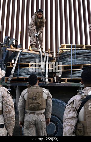 San Ysidro, Usa. Januar 2025. Die US-Marines mit dem 1st Combat Engineer Battalion, 1st Marine Division, setzen am 23. Januar 2025 in der Nähe von San Ysidro, Kalifornien, Concertina Wire ein, um die Grenzmauer wieder zu verstärken. US-AMERIKANISCHE US-Präsident Donald Trump hat die Streitkräfte aufgefordert, die Heimatsicherheit bei der Sicherung der südlichen Grenze zu unterstützen. Quelle: CPL. Logan Courtright/U. S Air Force/Alamy Live News Stockfoto