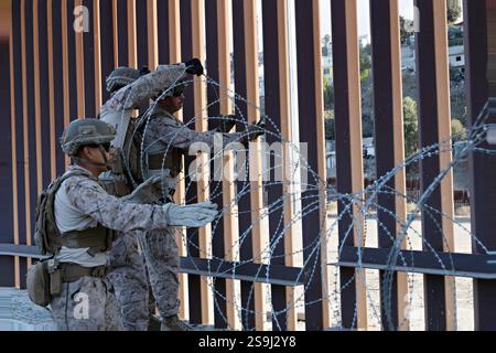 San Ysidro, Usa. Januar 2025. Die US-Marines mit dem 1st Combat Engineer Battalion, 1st Marine Division, setzen am 23. Januar 2025 in der Nähe von San Ysidro, Kalifornien, Concertina Wire ein, um die Grenzmauer wieder zu verstärken. US-AMERIKANISCHE US-Präsident Donald Trump hat die Streitkräfte aufgefordert, die Heimatsicherheit bei der Sicherung der südlichen Grenze zu unterstützen. Quelle: CPL. Logan Courtright/U. S Air Force/Alamy Live News Stockfoto