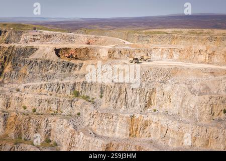 Harrogate, Großbritannien - 19. September 2024. Bagger und Transportfahrzeuge arbeiten in einem Steinbruch. Coldstones Quarry, Pateley Bridge, Yorkshire Dales, Großbritannien Stockfoto
