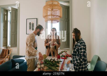 Begleiten Sie uns zu einer herrlichen festlichen Versammlung, die sich auf die Gestaltung schöner Weihnachtsdekorationen konzentriert Stockfoto