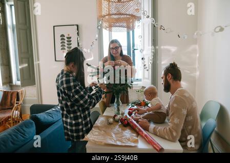 Familienbindung und Schaffung dauerhafter Erinnerungen während der gemeinsamen Urlaubsvorbereitungen Stockfoto