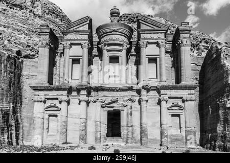 Ein großes Gebäude mit vielen Fenstern und einer Kuppel oben. Das Gebäude ist alt und hat viel Geschichte Stockfoto