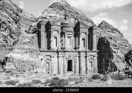 Ein großes Gebäude mit vielen Fenstern und einem Turm. Das Gebäude ist alt und hat viel Geschichte Stockfoto