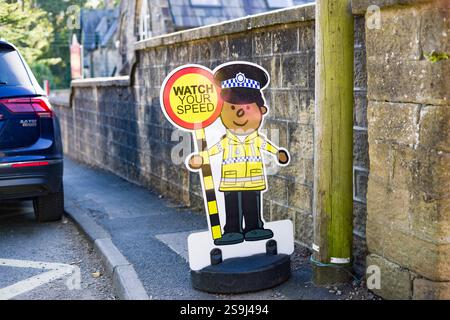 Harrogate, Großbritannien - 17. September 2024. Schulverkehrsschild, Pass auf deine Geschwindigkeit auf. Verkehrssicherheit vor einer Schule, Yorkshire, Großbritannien Stockfoto
