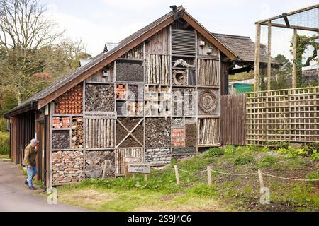 Lake District, Großbritannien - 23. April 2024. Großes Insektenhotel oder Insektenhaus in Muncaster Castle and Gardens, Cumbria, Großbritannien Stockfoto