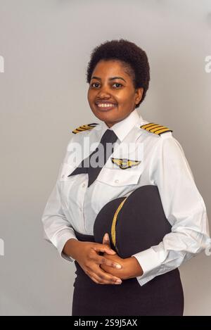 Hampshire England Vereinigtes Königreich. 26.01.2025. Porträt einer afrikanischen Pilotin, die Frauen in der Luftfahrt feiert. Stockfoto