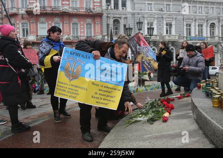 Odessa, Ukraine. Januar 2025. Die Teilnehmer legten Blumen an der improvisierten Gedenkstätte, wo sich früher ein Denkmal für die russische Kaiserin Katharina II. Befand. Friedlicher marsch zur Erinnerung und Unterstützung für vermisste, gefangengenommene Verteidiger der Ukraine im Stadtzentrum von Odessa. Die Organisatoren sind Familien von Kriegsgefangenen. Ziel ist es, die Aufmerksamkeit der Öffentlichkeit auf das Problem des Austauschs von Kriegsgefangenen in der Russischen Föderation und der Suche nach vermissten Personen zu lenken. Quelle: SOPA Images Limited/Alamy Live News Stockfoto