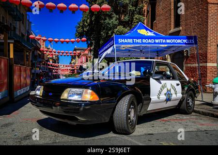 San Francisco, USA - 24. September 2022: Schwarz-weißes Ford Mustang SSP Highway Patrol Car auf der Chinatown Car Show, chinesische Laternen im Hintergrund Stockfoto