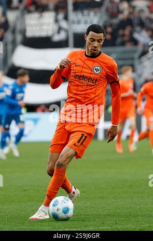 v.l.: Hugo Ekitike (Eintracht Frankfurt, 11), 26.01.2025, Fussball, Bundesliga, TSG Hoffenheim - Eintracht Frankfurt, Deutschland, Sinsheim, PreZero Arena, DFL-VORSCHRIFTEN VERBIETEN DIE VERWENDUNG VON FOTOGRAFIEN ALS BILDSEQUENZEN UND/ODER QUASI-VIDEO. Quelle: HMB Media/Alamy Live News Stockfoto
