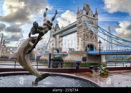 Mädchen mit Delfinbrunnen am Nordufer der Themse, Tower Bridge, London, England, Großbritannien. Stockfoto