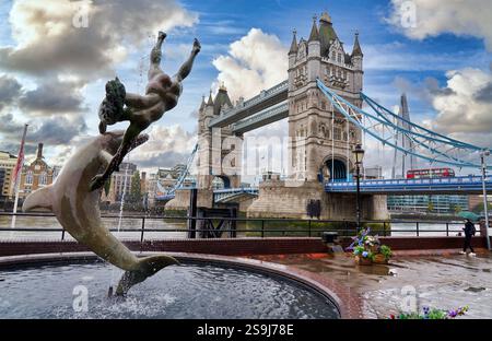 Mädchen mit Delfinbrunnen am Nordufer der Themse, Tower Bridge, London, England, Großbritannien. Stockfoto
