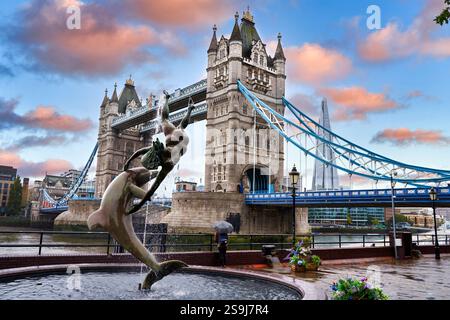Mädchen mit Delfinbrunnen am Nordufer der Themse, Tower Bridge, London, England, Großbritannien. Stockfoto