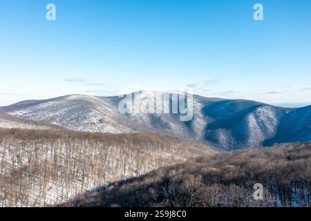 Luftaufnahme der schneebedeckten Shenandoah Mountains in Virginia Wilderness Stockfoto