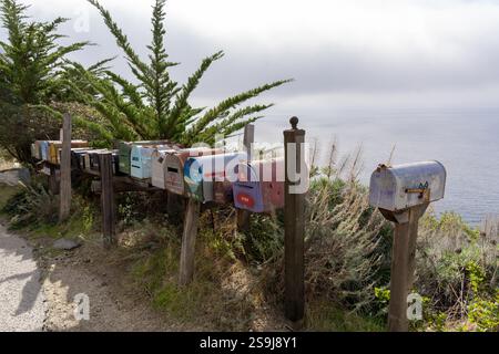 Big Sur California - 20. Dezember 2024: Briefkästen an einer Klippe am Pacific Coast Highway in Kalifornien Stockfoto