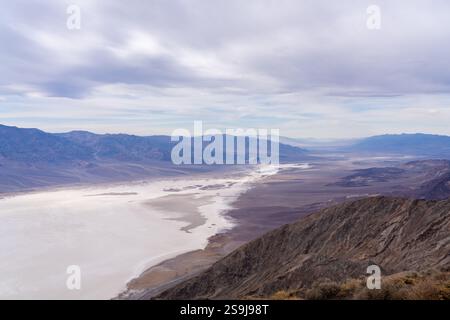 Badwater Basin im Death Valley National Park Kalifornien von den Bergen aus gesehen Stockfoto