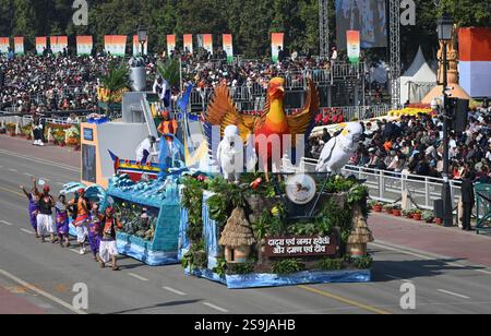 NEW DELHI, INDIEN - 26. JANUAR: Künstler treten neben den Tableaux der Union Territories Dadra und Nagar Haveli und Daman & Diu während der Republic Day Parade 2025 auf dem Kartavya Path am 26. Januar 2025 in Neu-Delhi auf. (Foto: Ajay Aggarwal/Hindustan Times/SIPA USA) Stockfoto