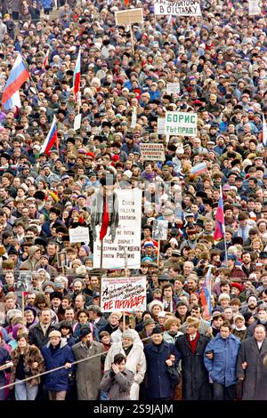 Russen drängen sich auf den Roten Platz, als sie sich am 28. März 1993 in Moskau, Russland, zur Unterstützung des russischen Präsidenten Boris Jelzin zusammentun. Etwa 50.000 Menschen unterstützten Jelzin, nachdem das parlament es versäumt hatte, ihn im Kampf um die Reform der ehemaligen Sowjetunion zu klagen. Stockfoto