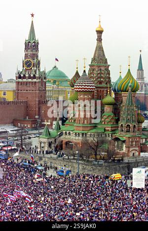 Russen drängen sich auf den Roten Platz, als sie sich am 28. März 1993 in Moskau, Russland, zur Unterstützung des russischen Präsidenten Boris Jelzin zusammentun. Etwa 50.000 Menschen unterstützten Jelzin, nachdem das parlament es versäumt hatte, ihn im Kampf um die Reform der ehemaligen Sowjetunion zu klagen. Stockfoto