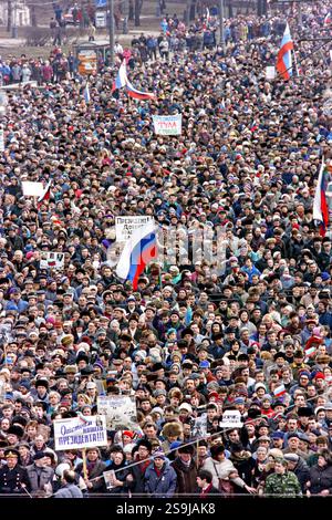 Russen drängen sich auf den Roten Platz, als sie sich am 28. März 1993 in Moskau, Russland, zur Unterstützung des russischen Präsidenten Boris Jelzin zusammentun. Etwa 50.000 Menschen unterstützten Jelzin, nachdem das parlament es versäumt hatte, ihn im Kampf um die Reform der ehemaligen Sowjetunion zu klagen. Stockfoto