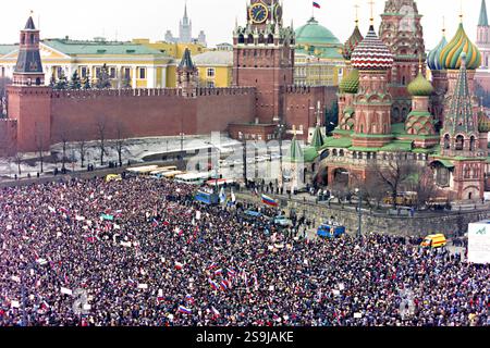 Russen drängen sich auf den Roten Platz, als sie sich am 28. März 1993 in Moskau, Russland, zur Unterstützung des russischen Präsidenten Boris Jelzin zusammentun. Etwa 50.000 Menschen unterstützten Jelzin, nachdem das parlament es versäumt hatte, ihn im Kampf um die Reform der ehemaligen Sowjetunion zu klagen. Stockfoto