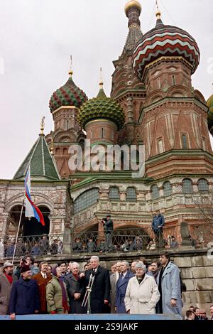 Der russische Präsident Boris Jelzin, Mitte, spricht am 28. März 1993 in Moskau, Russland, vor einer großen Menge von Unterstützern vom Roten Platz. Etwa 50.000 Menschen unterstützten Jelzin, nachdem das parlament es versäumt hatte, ihn im Kampf um die Reform der ehemaligen Sowjetunion zu klagen. Stockfoto