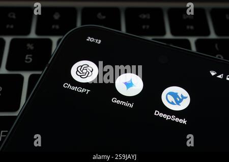 DeepSeek AI, Gemini. ChatGPT KI-Apps, die auf dem Smartphone angezeigt werden. Stafford, Vereinigtes Königreich, 26. Januar 2025 Stockfoto