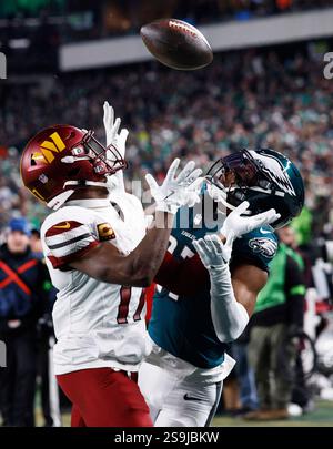 Philadelphia, Usa. Januar 2025. Philadelphia Eagles Cornerback Quinyon Mitchell (27) bricht im vierten Quartal der NFC-Meisterschaft im Lincoln Financial Field in Philadelphia am Sonntag, den 26. Januar 2025, einen Pass in der Endzone auf, der für den Wide Receiver der Washington Commanders Terry McLaurin (17) bestimmt ist. Foto: Laurence Kesterson/UPI Credit: UPI/Alamy Live News Stockfoto