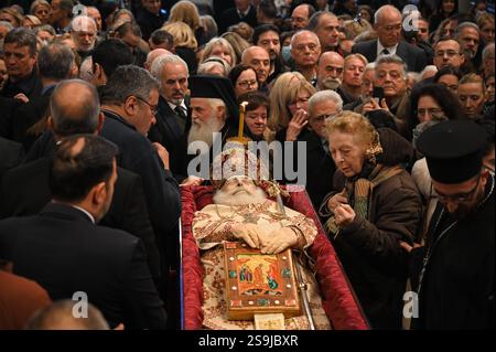 Athen, Griechenland. 26. Januar 2025. Griechische Gläubige zollen der Leiche des verstorbenen Erzbischofs von Albanien, Anastasios, während einer öffentlichen Wallfahrt in der Metropolitan Cathedral von Athen Respekt. Erzbischof Anastasios Yannoulatos ist bekannt für die Wiederbelebung der orthodoxen Kirche in Albanien nach der Unterdrückung der kommunistischen Ära. Er wurde auch für seine Missionsarbeit in Afrika und seine Förderung des interreligiösen Dialogs und des friedlichen Zusammenlebens gefeiert. Quelle: Dimitris Aspiotis/Alamy Live News Stockfoto
