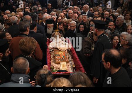 Athen, Griechenland. 26. Januar 2025. Griechische Gläubige zollen der Leiche des verstorbenen Erzbischofs von Albanien, Anastasios, während einer öffentlichen Wallfahrt in der Metropolitan Cathedral von Athen Respekt. Erzbischof Anastasios Yannoulatos ist bekannt für die Wiederbelebung der orthodoxen Kirche in Albanien nach der Unterdrückung der kommunistischen Ära. Er wurde auch für seine Missionsarbeit in Afrika und seine Förderung des interreligiösen Dialogs und des friedlichen Zusammenlebens gefeiert. Quelle: Dimitris Aspiotis/Alamy Live News Stockfoto
