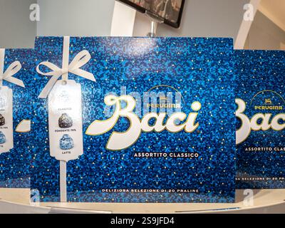 TRIEST, ITALIEN - 26. DEZEMBER 2024: Schachteln mit Baci Perugina Schokolade in einem Supermarkt in Triest. baci sind Pralinen aus der italienischen Konditorei Stockfoto