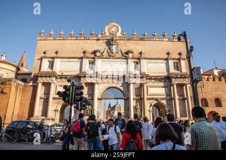 ROM, ITALIEN - 15. JUNI 2024: Die Porta del Popolo in Rom, Italien, zieht an einem sonnigen Tag eine Menge an. Die Porta del Popolo ist ein Stadttor, das von Aure übrig geblieben ist Stockfoto