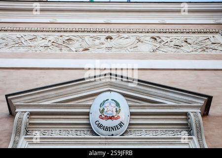 Italienisches Wappen auf dem Ortsbüro von Carabinieri in rom mit der Erwähnung republicca italiana (italienische republik auf italienisch). Carabinieri sind Polizisten Stockfoto
