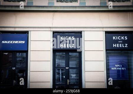 NOVI SAD, SERBIEN - 24. JUNI 2024: Logo von Kicks und Heelz in ihrem Geschäft für Novi Sad. Kicks and Heelz ist eine serbische Schuhhandelskette, Multi-BH Stockfoto