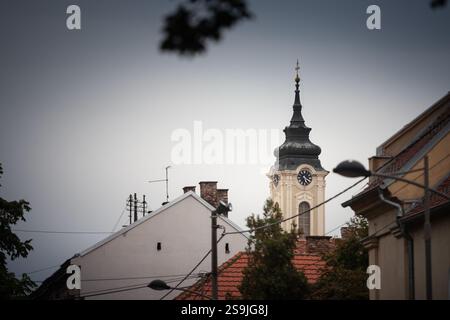 Selektive Unschärfe auf einer kleinen serbischen orthodoxen Kirche mit österreichisch-ungarischer Architektur in der Region Vojvodina, mit einem Blau. Serbien ist orthodox in Stockfoto