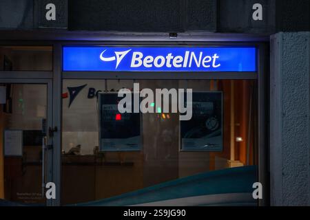 NOVI SAD, SERBIEN - 24. JUNI 2024: Das BeotelNet-Schild leuchtet über dem Eingang eines Internetdienstanbieters. Beotel Net ist ein serbisch in Stockfoto