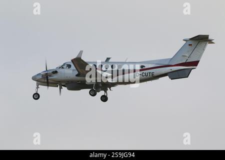D-CUTE, eine Beechcraft King Air 350, die von Atlas Air Service betrieben wird, kam bei der RAF Fairford in Gloucestershire an, um als statische Ausstellung an der Royal International Air Tattoo 2024 (RIAT24) teilzunehmen. Stockfoto