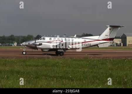 D-CUTE, eine Beechcraft King Air 350, die von Atlas Air Service betrieben wird, kam bei der RAF Fairford in Gloucestershire an, um als statische Ausstellung an der Royal International Air Tattoo 2024 (RIAT24) teilzunehmen. Stockfoto