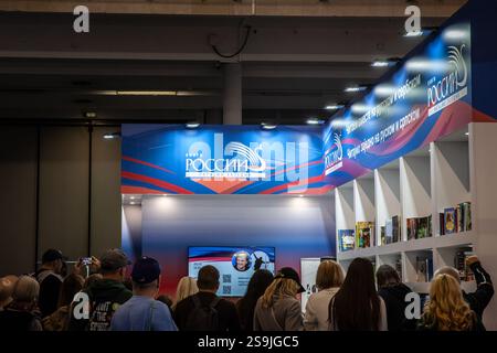 BELGRAD, SERBIEN - 12. OKTOBER 2024: Zeichen des Buchladens "Books of russia", eines russischen Buchladens in Serbien, das russische Liturgie in Belgrad verkauft. Stockfoto