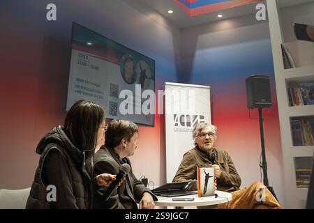 BELGRAD, SERBIEN - 12. OKTOBER 2024: Emir Kusturica, serbischer Filmregisseur, posiert vor einem Interview in Belgrad. Kusturica ist bekannt für Stockfoto