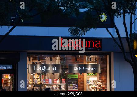 BELGRAD, SERBIEN - 12. OKTOBER 2024: Buchhandlung Laguna in Belgrad, Serbien, mit beleuchtetem Logo und Schaufenster. Laguna ist eine serbische Kette o Stockfoto