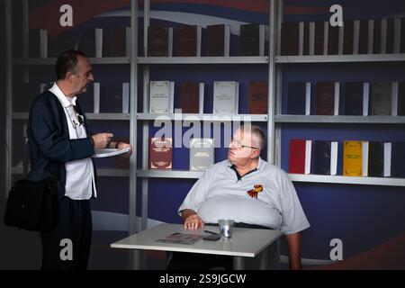 BELGRAD, SERBIEN - 12. OKTOBER 2024: Vojislav Seselj steht vor seinen Büchern in Belgrad, Serbien. Vojislav Seselj ist ein Nationalis Stockfoto