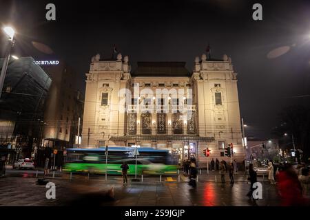 BELGRAD, SERBIEN - 12. OKTOBER 2024: Selektive Unschärfe an der Fassade des Nationaltheaters von belgrad, auch Narodno Pozoriste u beogradu genannt, at ni Stockfoto