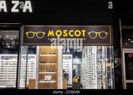 BELGRAD, SERBIEN - 12. OKTOBER 2024: Außenansicht eines autorisierten Moskauer Händlers, der Brillenkollektionen in Belgrad präsentiert. Moscot ist eine amerikanische Brille Stockfoto