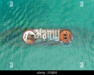 Aus der Vogelperspektive eines rostigen Schiffswracks im flachen Wasser am Black Rock in Melbourne, Victoria, Australien Stockfoto