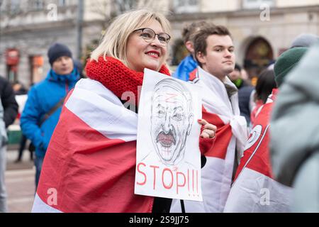 Eine Frau, die in eine historische belarussische Flagge gehüllt ist, hält ein Plakat mit dem Bild von Alexander Lukaschenko, der blutig ist und den Buchstaben Z auf der Stirn trägt, während sie am Marsch der belarussischen Menschen teilnimmt. Viele Weißrussen auf der ganzen Welt kamen zusammen, um gegen die Präsidentschaftswahlen in Belarus zu protestieren. Alexander Lukaschenko, der das Amt seit 1994 innehat, sucht eine siebte Amtszeit. (Foto: Marek Antoni Iwanczuk / SOPA Images/SIPA USA) Stockfoto
