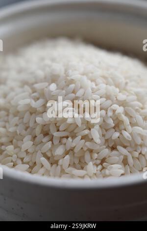 Weißer Reis in einer Schüssel zum Kochen oder Servieren bei einer Mahlzeit Stockfoto