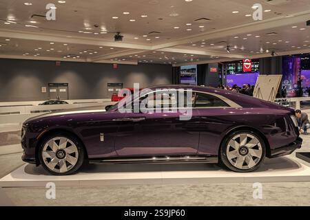 New York City, USA - 27. März 2024: Rollt Royce Spectre Luxusfahrzeug auf der New York International Auto Show, Seitenansicht Stockfoto