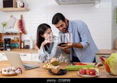 Der überglückte Millennial-Triumph von Mann und Frau gewinnt online Lotterie auf Laptop. Glückliches aufgeregtes junges kaukasisches Paar fühlt sich euphorisch mit guten E-Mails, verwundert euch Stockfoto