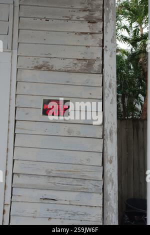 Schild auf einem alten verwitterten Haus mit der Kopie Private Property. Halten Sie sich fern. Vertikale Ansicht mit den Holzlatten über die gesamte Länge. Stockfoto